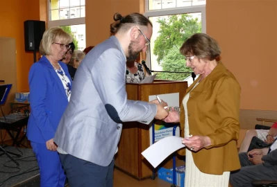 Wejherowo 2017. Statuetki Super Seniora dla studentów WUTW  YMCA – fot. Leszek Spigarski