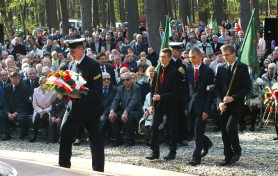 Obchody w Piaśnicy: Powstały figury więźniów Stutthofu (fot. Leszek Spigarski)