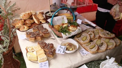 Wspólne grillowanie pod wieżą