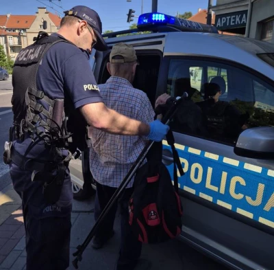 Zaginął, gdy szedł do chorej żony. Senior stał na środku ruchliwej alei