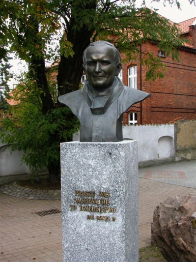 Wejherowo 2010 - montaż i poświęcenie popiersia Jana Pawła  fot. Leszek Spigarski