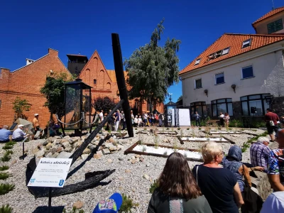 Latarnia morska z bursztynu stanęła na skwerze w Helu