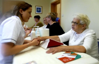 Seniorzy świętowali w bibliotece – fot. Leszek Spigarski i Krzysztof Powałka