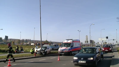 Uderzył w latarnię na Rondzie Solidarności