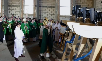 Luzino – 15-lecie parafii Matki Bożej Różańcowej, poświęcenie dzwonów – fot. Leszek Spigarski