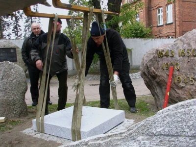 Wejherowo 2010 - montaż i poświęcenie popiersia Jana Pawła  fot. Leszek Spigarski