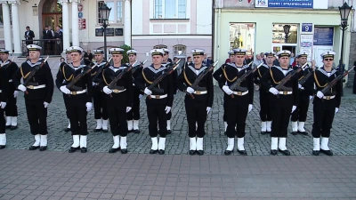 Przekazanie repliki sztandaru 1 Morskiego Pułku Strzelców