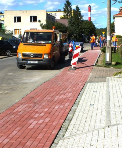 Na ul.Weteranów w Wejherowie powstaje nowy chodnik  fot. Leszek Spigarski.
