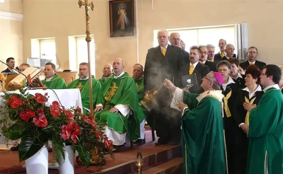 Luzino – 15-lecie parafii Matki Bożej Różańcowej, poświęcenie dzwonów – fot. Leszek Spigarski
