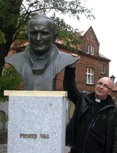 Wejherowo 2010 - montaż i poświęcenie popiersia Jana Pawła  fot. Leszek Spigarski