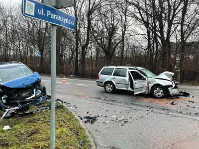 Wypadek dwóch samochodów osobowych i ciężarówki
