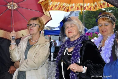Wodewil Warszawski w strugach deszczu na Placu Wejhera fot. Leszek Spigarski