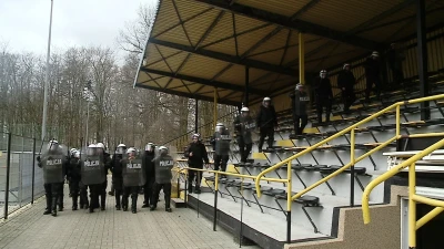 Ćwiczenia policji na stadionie Gryfa Orlex