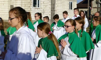 Luzino – 15-lecie parafii Matki Bożej Różańcowej, poświęcenie dzwonów – fot. Leszek Spigarski