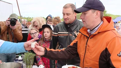 Wspólne grillowanie pod wieżą