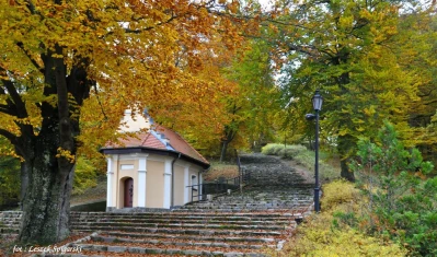 Kapliczki Kalwarii Wejherowskiej spowite jesienią