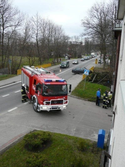 Reda: samochód wjechał w barierkę