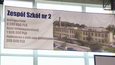Spróchniały dach w nowej hali sportowej w Redzie