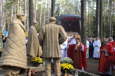 Obchody w Piaśnicy: Powstały figury więźniów Stutthofu (fot. Leszek Spigarski)