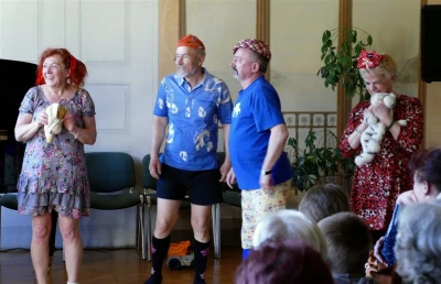 Spektakl Od przedszkola do seniora w wykonaniu teatru Srebrna Nitka fot. Leszek Spigarski