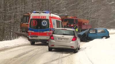 Zderzenie osobówki z pługiem