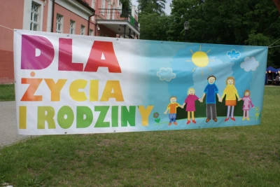 Rodzinne siadanie na trawie z akordeonem