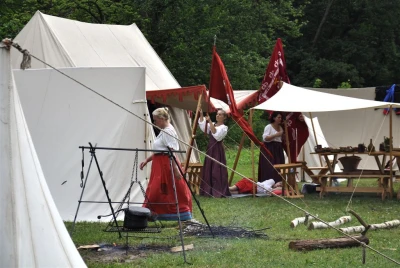 Rekonstrukcje Historyczne 2016. Obozowisko w Parku Miejskim. fot. Leszek Spigarski