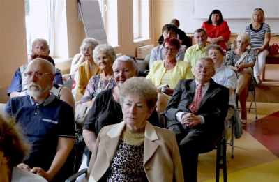 Wejherowo 2017. Statuetki Super Seniora dla studentów WUTW  YMCA – fot. Leszek Spigarski