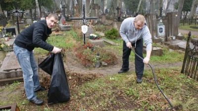 Sprzątanie wejherowskiego cmentarza