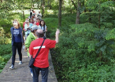 Odkrywali ciekawostki wejherowskiego parku (fot. Leszek Spigarski)