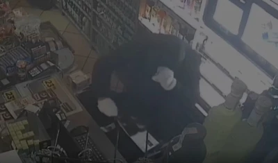Włamali się do sklepu w białych skarpetkach na dłoniach