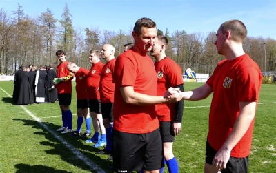 Mecz charytatywny. Księża i samorządowcy dla chorego Karola fot. Leszek Spigarski