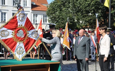 Uroczystość poświęcenia repliki sztandaru 1 Morskiego Pułku Strzelców - fot. Leszek Spigarski