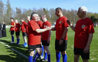 Mecz charytatywny. Księża i samorządowcy dla chorego Karola fot. Leszek Spigarski