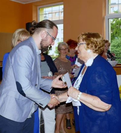 Wejherowo 2017. Statuetki Super Seniora dla studentów WUTW  YMCA – fot. Leszek Spigarski
