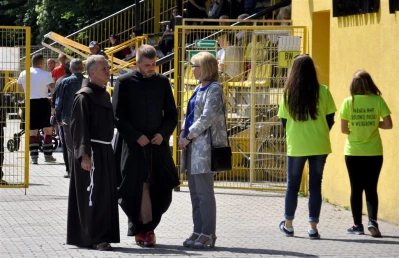 Mecz księża i samorządowcy - przedmeczowe atrakcje - fot. Leszek Spigarski
