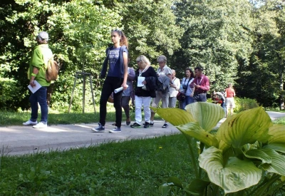 Odkrywali ciekawostki wejherowskiego parku (fot. Leszek Spigarski)