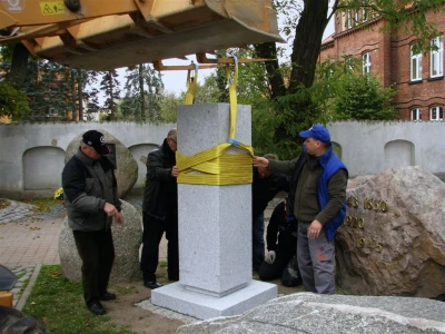 Wejherowo 2010 - montaż i poświęcenie popiersia Jana Pawła  fot. Leszek Spigarski