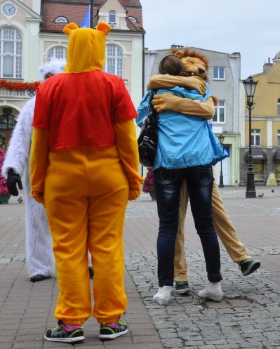 Chodzili po rynku i przytulali ludzi