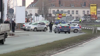 Chwiejny maszt powodem korków na krajowej szóstce
