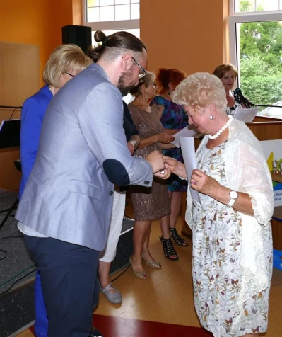 Wejherowo 2017. Statuetki Super Seniora dla studentów WUTW  YMCA – fot. Leszek Spigarski