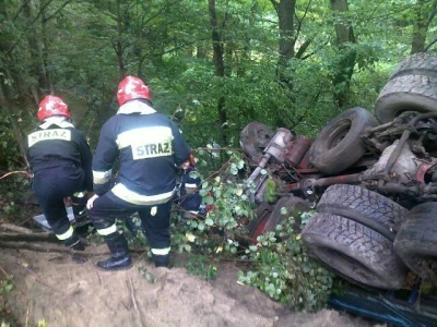 Wejherowo: Ciężarówka zatrzymała się na drzewach