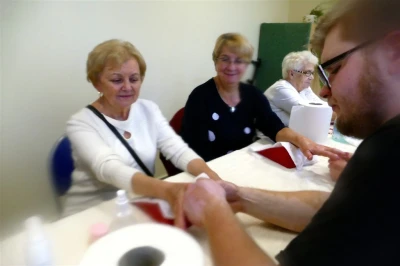 Seniorzy świętowali w bibliotece – fot. Leszek Spigarski i Krzysztof Powałka