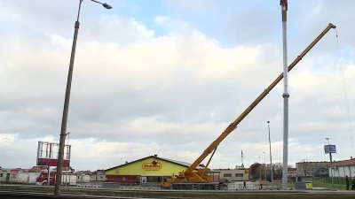 Chwiejny maszt powodem korków na krajowej szóstce