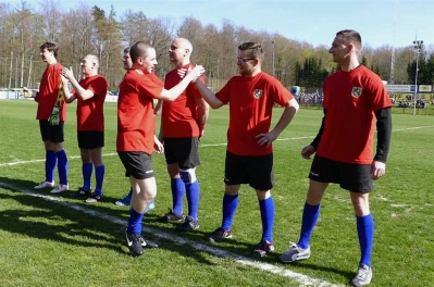 Mecz charytatywny. Księża i samorządowcy dla chorego Karola fot. Leszek Spigarski