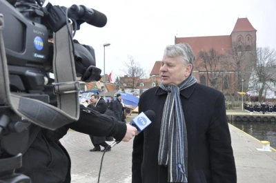 Puck: 91-lecie Polski i morza. Defilada i orędzia w porcie rybackim