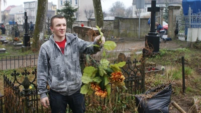 Sprzątanie wejherowskiego cmentarza