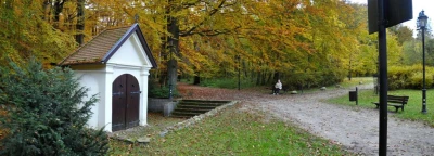 Kapliczki Kalwarii Wejherowskiej spowite jesienią
