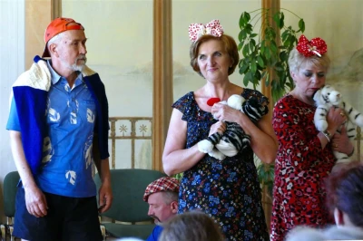 Spektakl Od przedszkola do seniora w wykonaniu teatru Srebrna Nitka fot. Leszek Spigarski