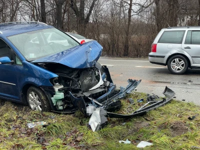 Wypadek dwóch samochodów osobowych i ciężarówki
